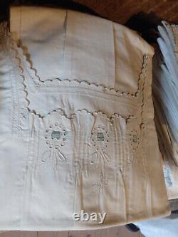 150 antique women's shirts. Embroidery, lace. 19th century period.