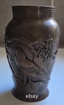 Ancient bronze vase with bird decoration, Meiji period, 19th century