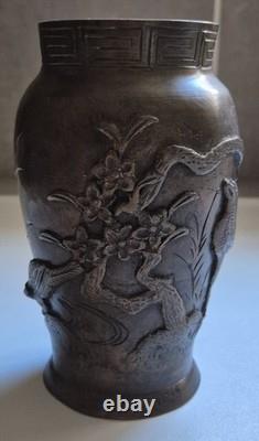 Ancient bronze vase with bird decoration, Meiji period, 19th century