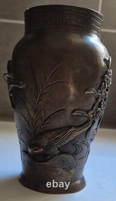 Ancient bronze vase with bird decoration, Meiji period, 19th century