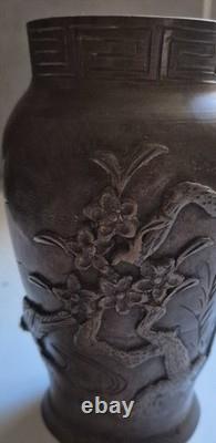 Ancient bronze vase with bird decoration, Meiji period, 19th century