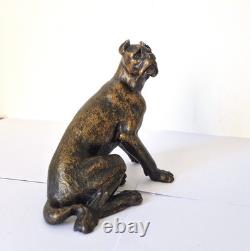 Animal sculpture of a seated dog in bronze, 19th century
