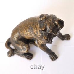 Animal sculpture of a seated dog in bronze, 19th century