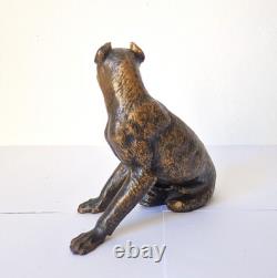 Animal sculpture of a seated dog in bronze, 19th century