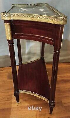 Console LXVI with marble top and brass gallery. Late 19th century period.