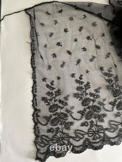 Elegant antique black lace apron with flowers and bows, Belle Époque, 54 x 97 cm