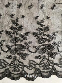 Elegant antique black lace apron with flowers and bows, Belle Époque, 54 x 97 cm