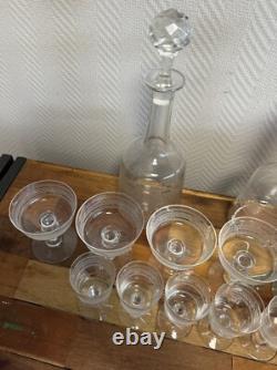Engraved crystal service comprising 12 glasses and 2 decanters, late 19th century