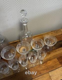 Engraved crystal service comprising 12 glasses and 2 decanters, late 19th century