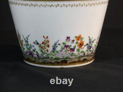 Hand-painted Parisian porcelain cachepot with flowers, early 19th century period