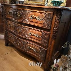 Important Lyonnaise commode from the 18th century in molded carved walnut