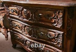 Important Lyonnaise commode from the 18th century in molded carved walnut