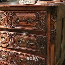 Important Lyonnaise commode from the 18th century in molded carved walnut