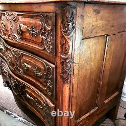 Important Lyonnaise commode from the 18th century in molded carved walnut