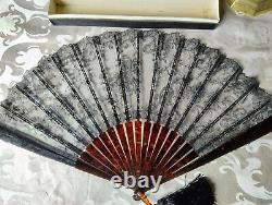 Important folded fan in black lace with Puy spindles. 19th century