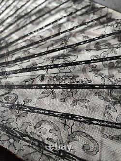 Important folded fan in black lace with Puy spindles. 19th century