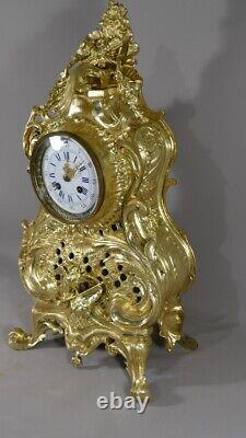 Large Louis XV Rocaille Clock with Rooster and Flag, Gilded Bronze from the 19th Century