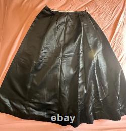Large Victorian black satin skirt with iridescent silk lining, 19th-century Belle Époque