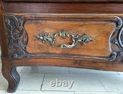 Lyonnais Commode in Walnut from the 18th Century