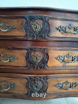 Lyonnais Commode in Walnut from the 18th Century