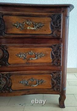 Lyonnais Commode in Walnut from the 18th Century