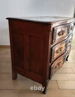 Lyonnais Commode in Walnut from the 18th Century