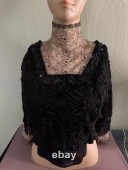 Magnificent Belle Époque jet and sequined corsage with embroidered floral silk lace, 1910