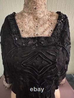 Magnificent Belle Époque jet and sequined corsage with embroidered floral silk lace, 1910