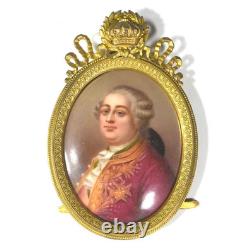 Miniature porcelain medallion framed portrait of Louis XVI, 19th century
<br/> 	
	 
