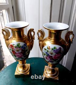 PAIR OF MEDICI VASES IN PARIS PORCELAIN, 19TH CENTURY PERIOD