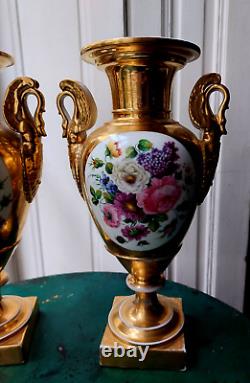 PAIR OF MEDICI VASES IN PARIS PORCELAIN, 19TH CENTURY PERIOD