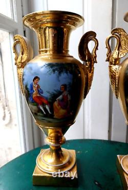 PAIR OF MEDICI VASES IN PARIS PORCELAIN, 19TH CENTURY PERIOD