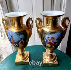 PAIR OF MEDICI VASES IN PARIS PORCELAIN, 19TH CENTURY PERIOD