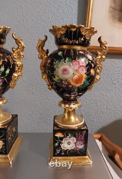 PAIR OF MEDICIS VASES LOUIS PHILIPPE IN OLD PARIS PORCELAIN 19TH CENTURY