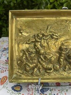 Plateau / Bronze Pocket Emptying Dish from the 19th Century, Decorated with Cherubs, Signed