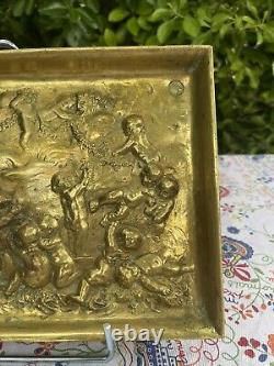 Plateau / Bronze Pocket Emptying Dish from the 19th Century, Decorated with Cherubs, Signed