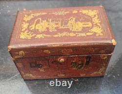 Small Chinese lacquer box decorated with chinoiserie, 19th century