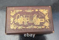 Small Chinese lacquer box decorated with chinoiserie, 19th century