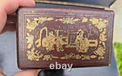 Small Chinese lacquer box decorated with chinoiserie, 19th century