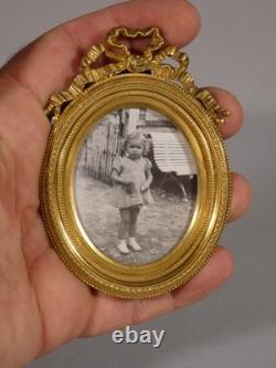 Small oval photo frame in gilded bronze, Louis XVI style, 19th century