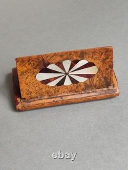 Snuffbox in burl with a mother-of-pearl decorated lid, 19th century period