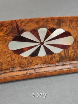 Snuffbox in burl with a mother-of-pearl decorated lid, 19th century period