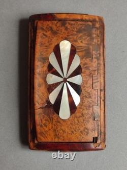 Snuffbox in burl with a mother-of-pearl decorated lid, 19th century period