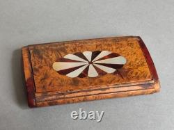 Snuffbox in burl with a mother-of-pearl decorated lid, 19th century period