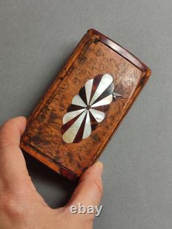 Snuffbox in burl with a mother-of-pearl decorated lid, 19th century period
