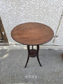 Three-legged mahogany guéridon with tilt-top, Directoire period / early 19th century
