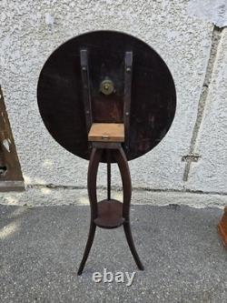 Three-legged mahogany guéridon with tilt-top, Directoire period / early 19th century