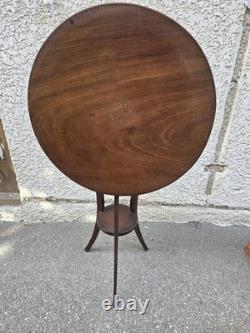 Three-legged mahogany guéridon with tilt-top, Directoire period / early 19th century