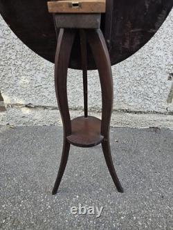 Three-legged mahogany guéridon with tilt-top, Directoire period / early 19th century