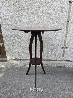 Three-legged mahogany guéridon with tilt-top, Directoire period / early 19th century